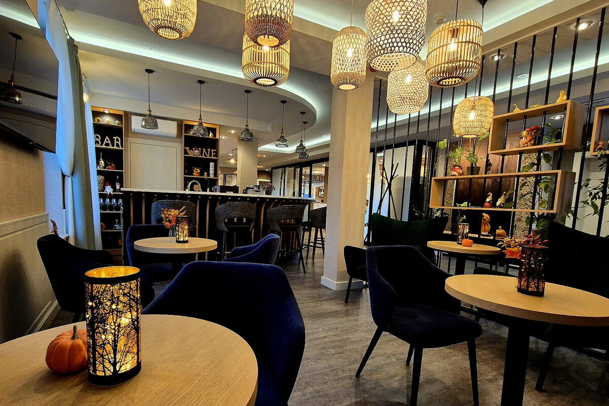 Igyon egy finom pohár bort a Bár-ban!